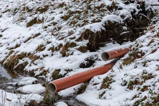 Thawing frozen sewer pipes